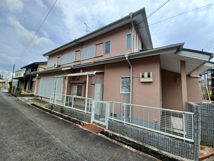 周辺には買物施設も多数揃います。