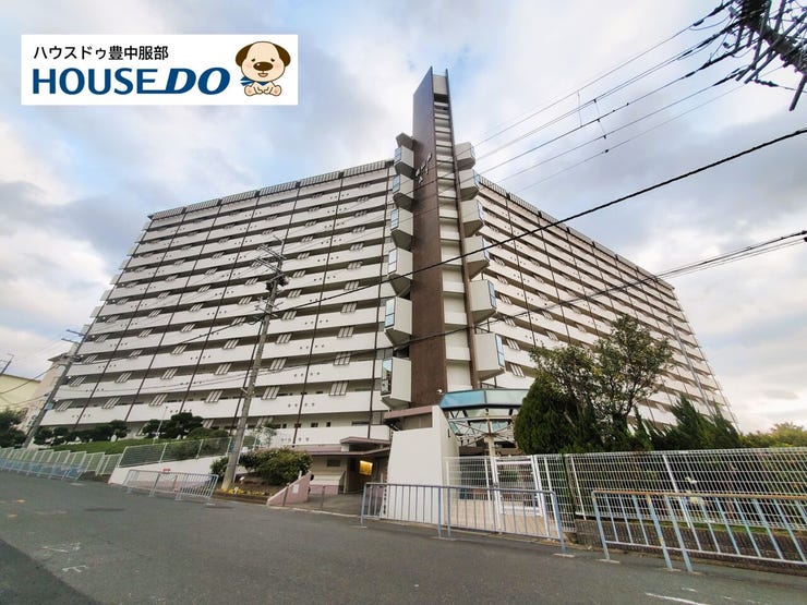 北大阪急行「桃山台」駅まで徒歩約3分!阪急千里線「南千里」駅まで徒歩約14分!交通利便性の高い立地です♪
緑豊かな住環境で、敷地内に公園もございます♪