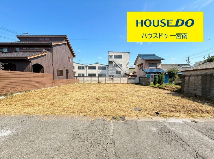 【外観】
【陽当りの良さと明るさを誇る南向き】
陽当りが良いため暖かく、さらに室内が明るく感じられます!
一日中たっぷりと差し込む光が家族の集まるリビングを優しく包み込み、毎日の暮らしを暖かく彩る立地です。