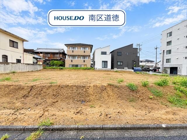 【外観】
約36.63坪の南向きのお土地です。
菊住小学校 約640m/徒歩8分、
桜田中学校 約760m/徒歩約10分。