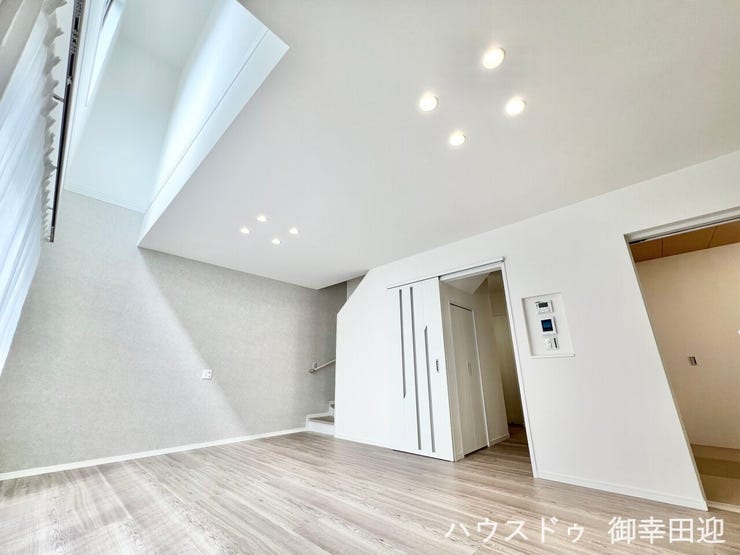 ■安らぎと笑顔の中心地■陽光が優しく降り注ぎ、会話が自然と弾む。ここでは、毎日が特別な時間へと変わります。