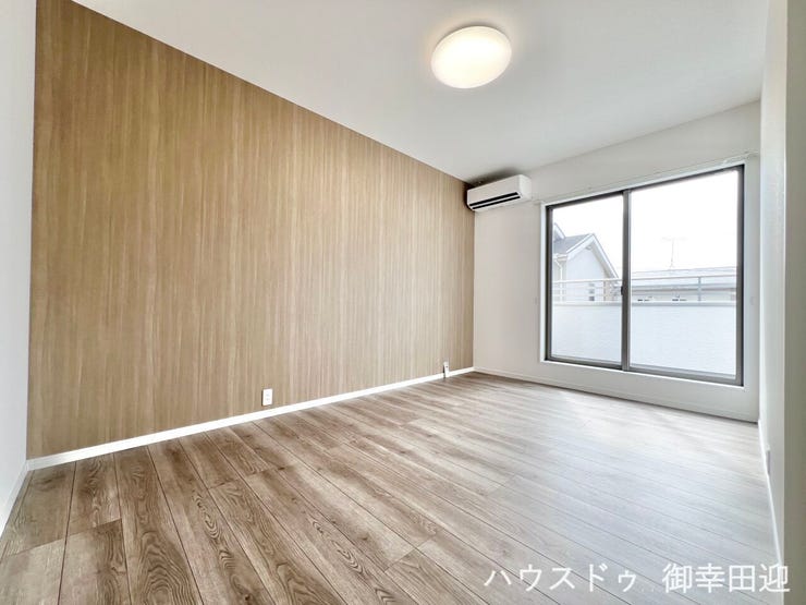 ■2階6.8帖洋室■寝室、書斎、趣味の部屋。家族の成長やライフスタイルに合わせ、様々な使い方ができる快適な空間です。