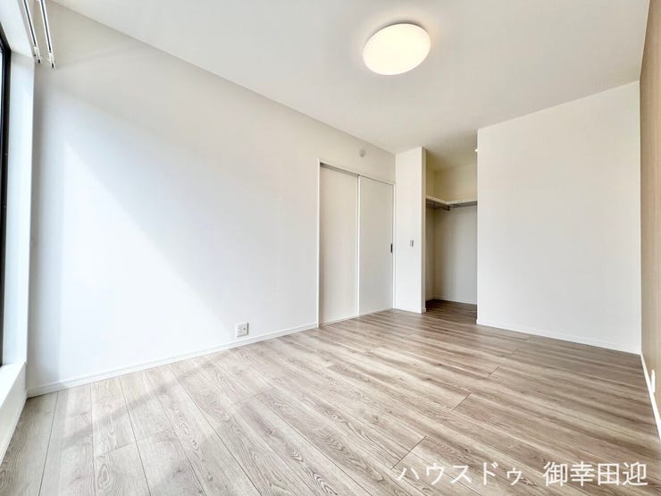 ■2階6.8帖洋室■寝室、書斎、趣味の部屋。家族の成長やライフスタイルに合わせ、様々な使い方ができる快適な空間です。