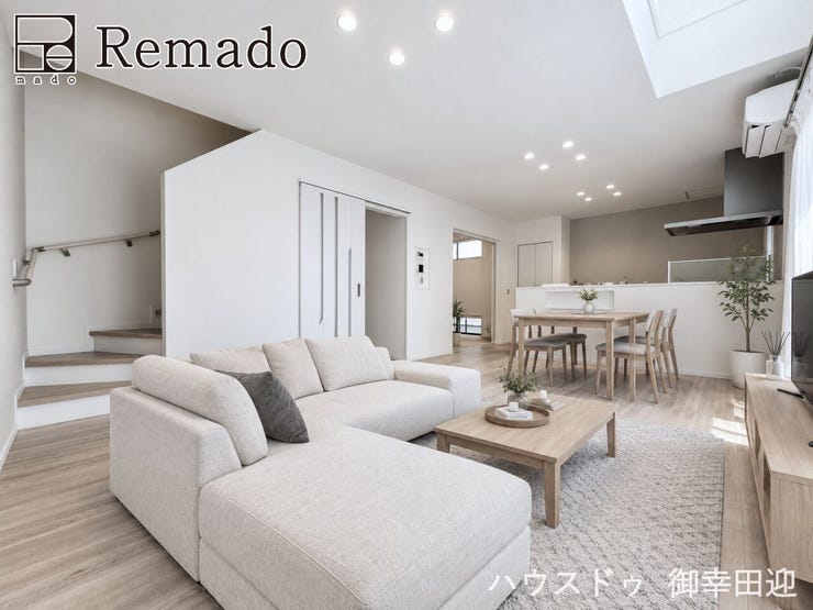 【リビング】
■家族の笑顔が集う中心地■お気に入りの家具を迎え、窓からは心地の良い光が差し込みます。※CGで家具を配置しています。