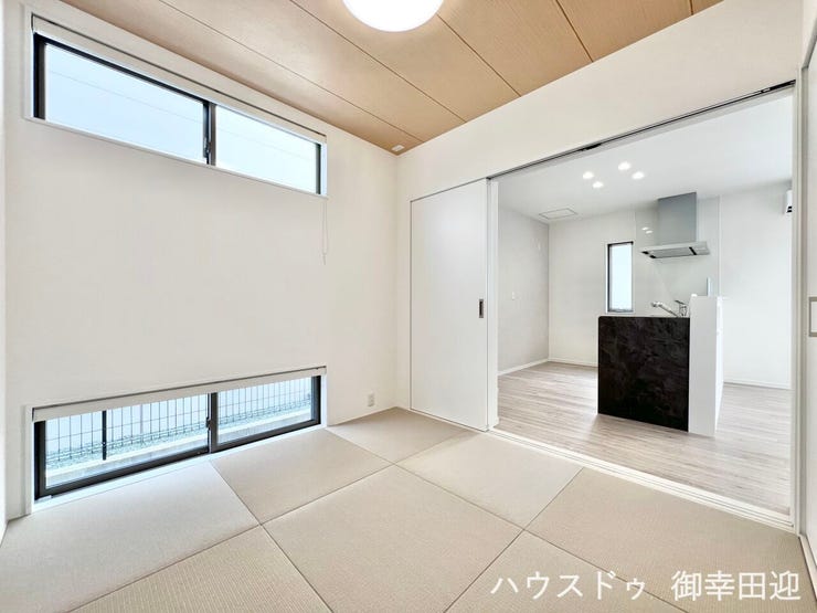 ■1階4.5帖和室■ゲストをもてなし、昼寝や家事にも使える、畳のぬくもりが心地よい多目的万能スペース。