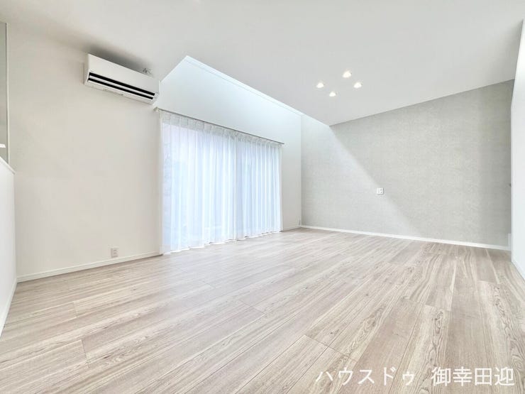 ■安らぎと笑顔の中心地■陽光が優しく降り注ぎ、会話が自然と弾む。ここでは、毎日が特別な時間へと変わります。