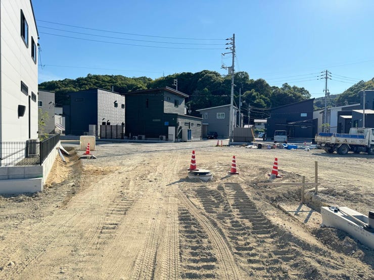 【現地外観】落ち着きのある閑静な住宅街。新しい暮らしにふさわしい、穏やかで心地よい街並みです。