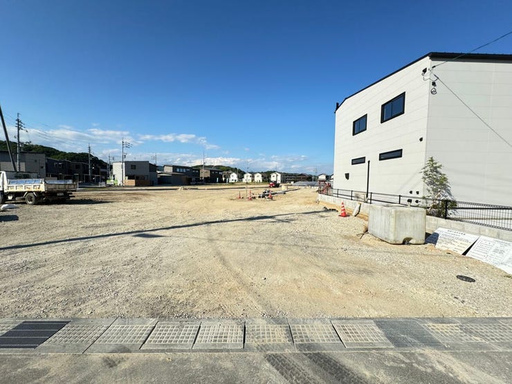 周辺は高い建物が少なく、陽当たり・通風ともに良好な住環境。現地にて実際の開放感をお確かめください。