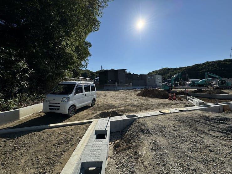 【現地外観】落ち着きのある閑静な住宅街。新しい暮らしにふさわしい、穏やかで心地よい街並みです。