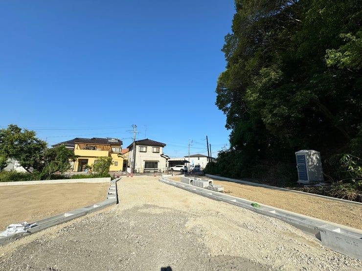 【前面道路】お車の出し入れやすれ違いもスムーズに行える、ゆとりある幅員の前面道路です。