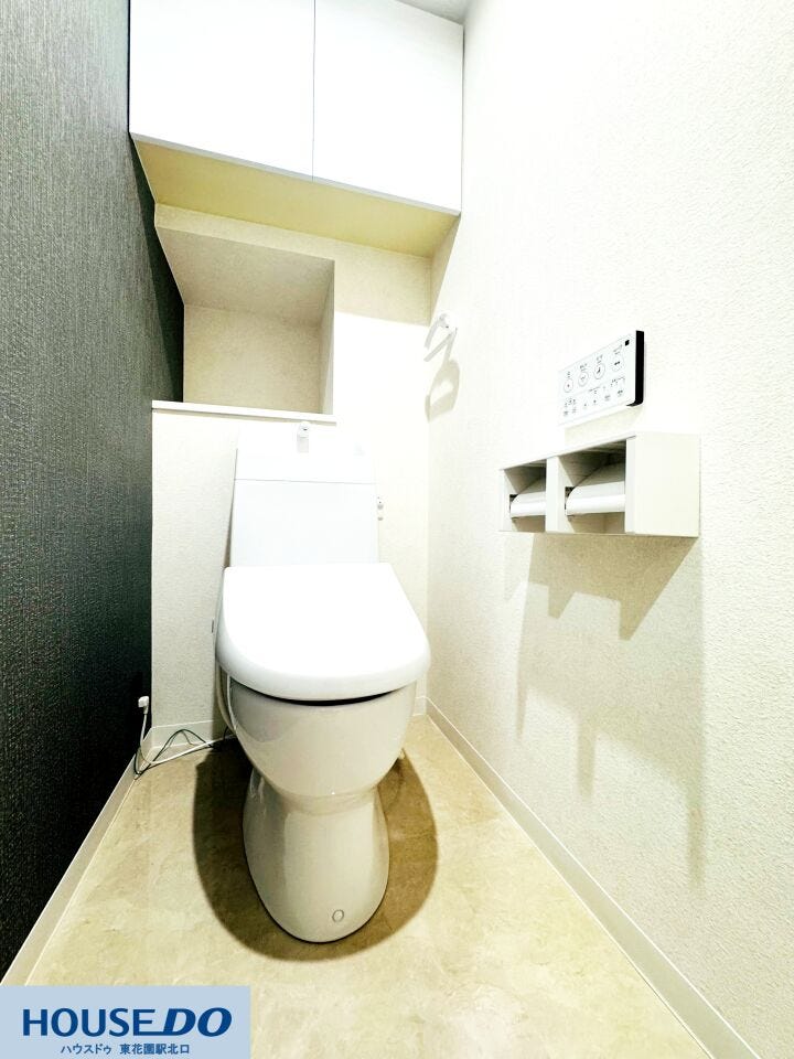 モノトーンのコントラストがおしゃれな清潔感あふれるトイレです♪便利な収納棚やペーパーホルダーが整い、快適なプライベート空間を演出します☆