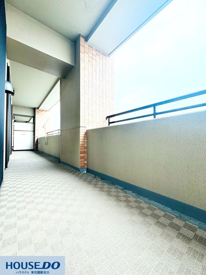 広々とした開放感のあるバルコニーです♪綺麗に舗装された床面が保たれており、お洗濯物を干したり、心地よい風を感じながらリフレッシュするスペースとしても快適にご利用いただけます☆