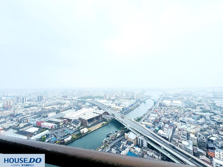 遮るものが少なく、広大な空と街並みが一望できる素晴らしい眺望です♪都会的なビル群や遠くまで広がる景色が、毎日の暮らしに心地よい開放感と感動をプラスしてくれます!