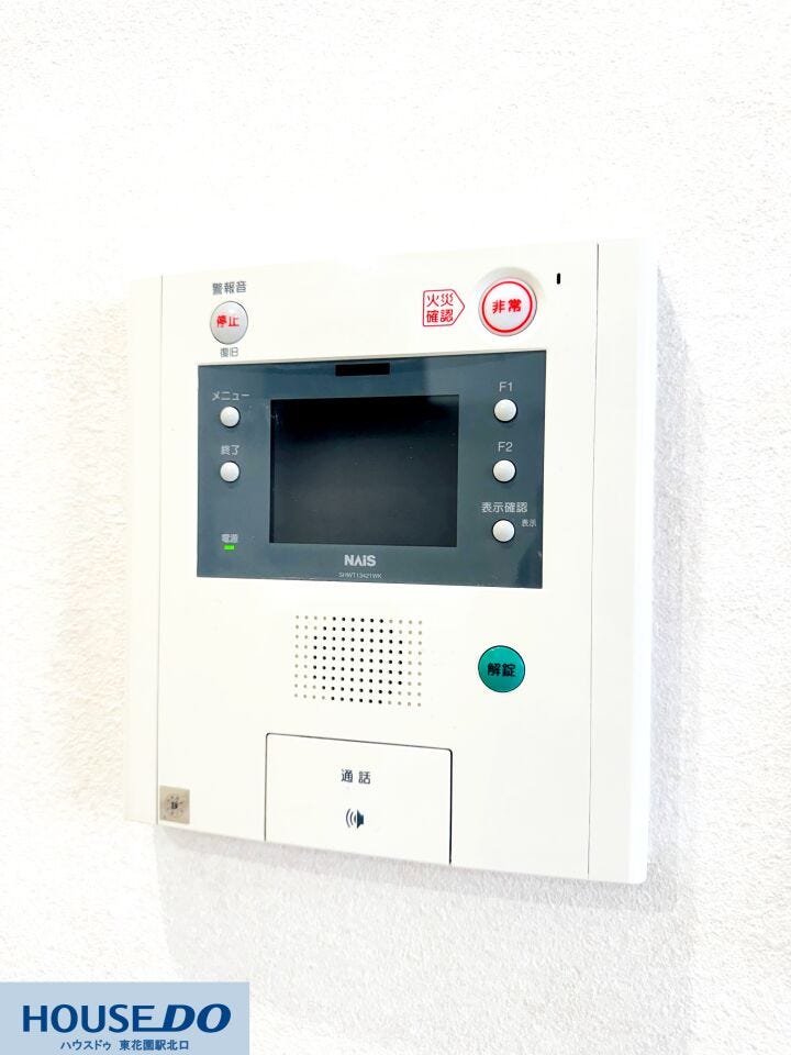 来訪者の姿を室内から画面でしっかり確認できるモニター付きインターホン!解錠操作もワンタッチで行えるため、防犯面でも安心して過ごせます!