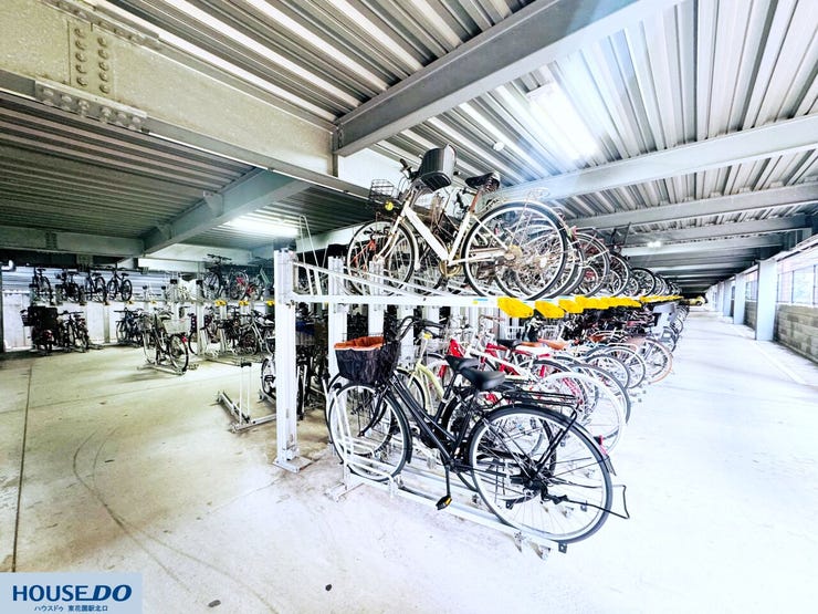 雨から大切な自転車を守る屋根付きの駐輪ラック!2段式ラックで整理整頓されており、毎日の通勤や通学、お買い物時の出し入れもスムーズに行えます!