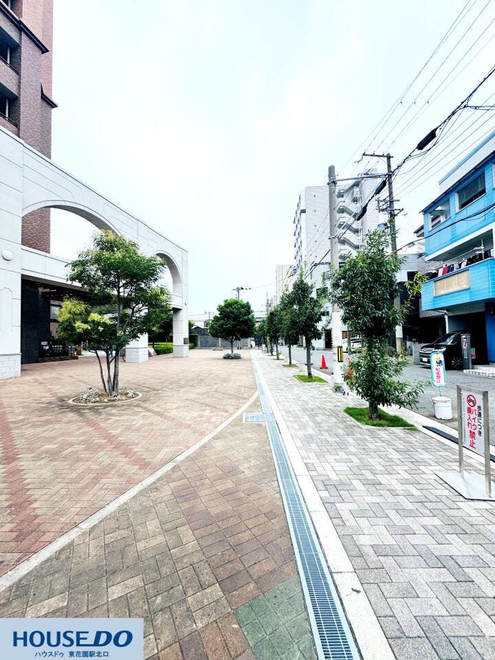 綺麗に舗装された歩道と街路樹が整備された、開放感のある周辺環境です♪美しく整えられた街並みが広がり、毎日の通勤や心地よいお散歩も快適に楽しめます☆