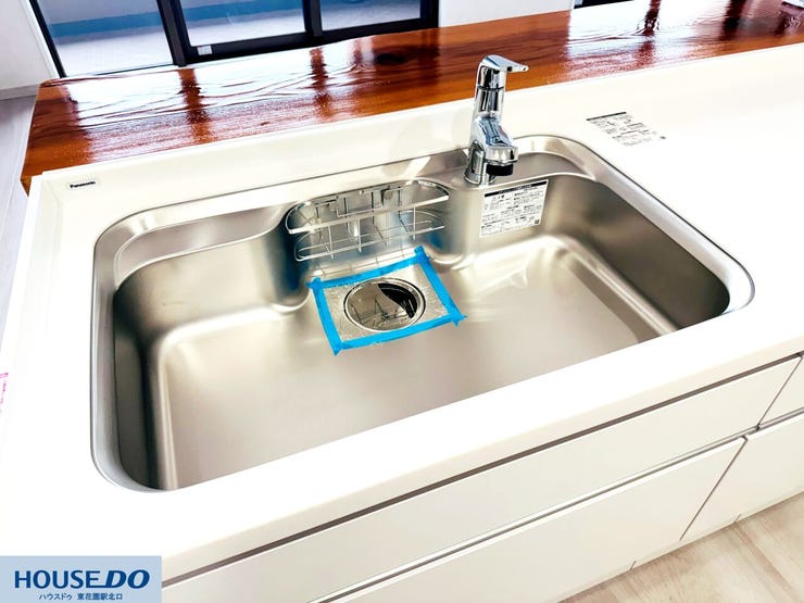 広々としたステンレス製のシステムキッチンシンクです♪水切りや洗剤ラックも付属しており、食器洗いや調理作業がスムーズに行える便利な設備です☆