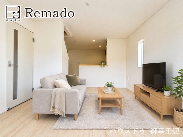 【リビング】
■家族の笑顔が集う中心地■お気に入りの家具を迎え、窓からは心地の良い光が差し込みます。※CGで家具を配置しています。