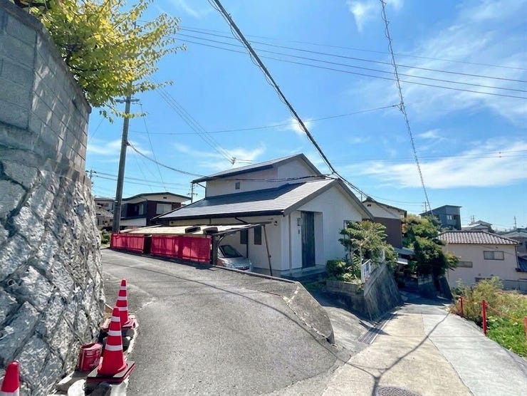 周囲の豊かな緑と青空に囲まれた、穏やかなロケーションです