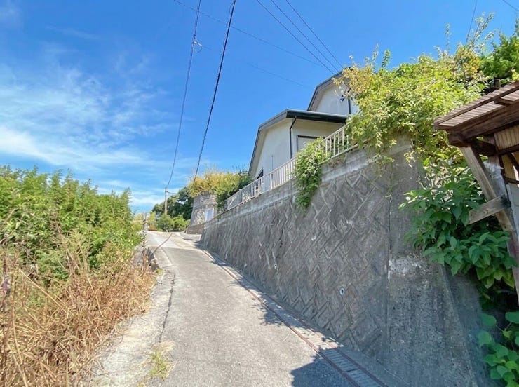 坂道を上がった先に広がる静かな住環境!開放感たっぷりです