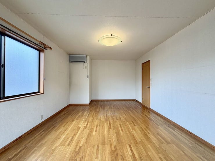 〈11.5帖〉
木のぬくもりがやさしいフローリングは、住まいに安心感を与えてくれます。