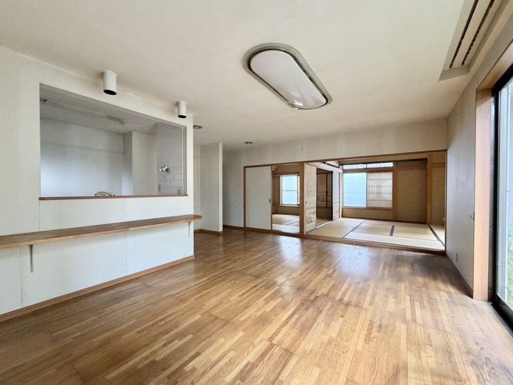 【リビング】
約19.5帖のLDK!隣室は続き間にすれば14帖の和室あり!