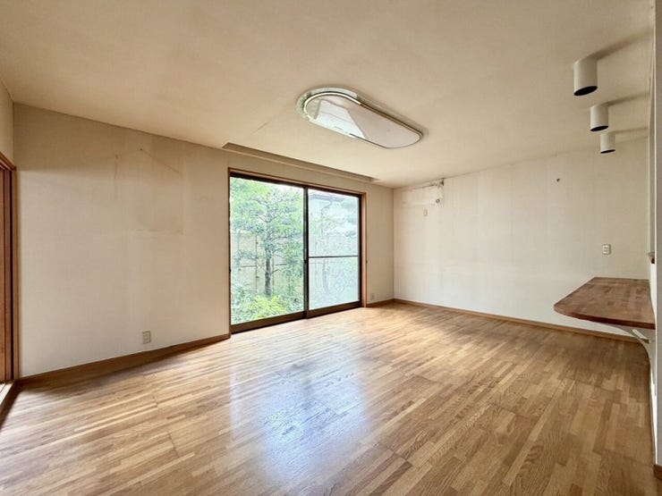 たっぷりの陽光が差し込み、季節の風が軽やかに舞い込む。深呼吸したくなるような心地よいLDKです。