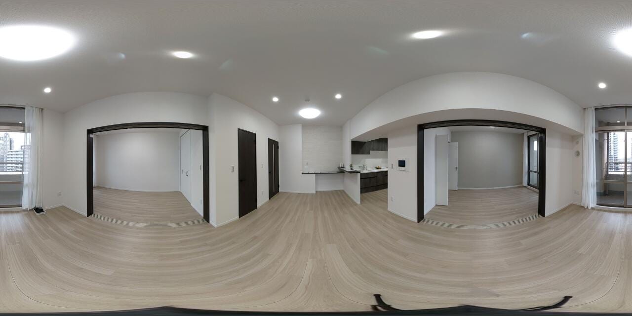 木の温もりを感じられるフローリング仕様の居住空間。引き戸を開放して空間をフレキシブルに活用できる、住まう方のライフスタイルに寄り添うスマートな設計です。