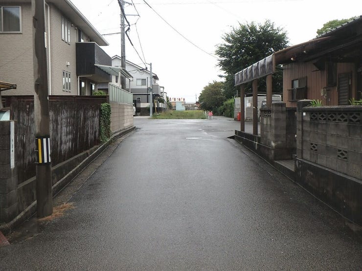 北側道路(雨天時)