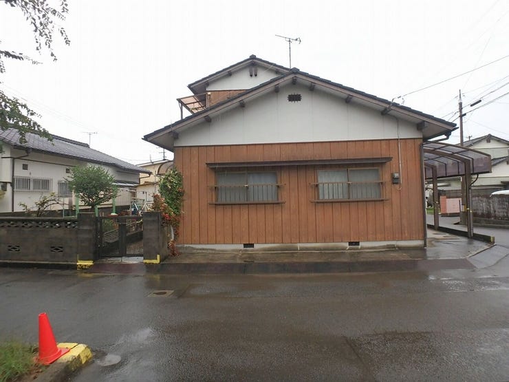 外観を東側より撮影(雨天時)