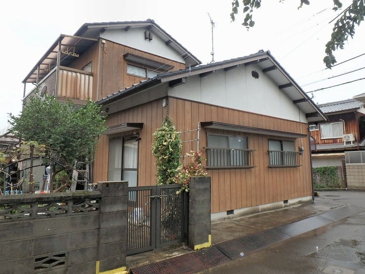 外観を南東側より撮影(雨天時)