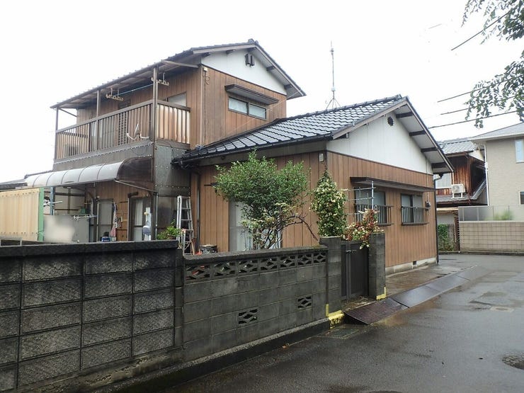 外観を南東側より撮影(雨天時)