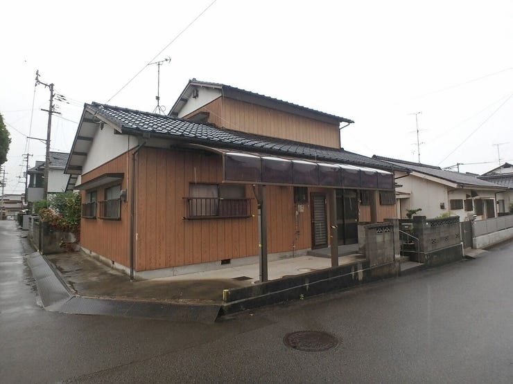 外観を北東側より撮影(雨天時)