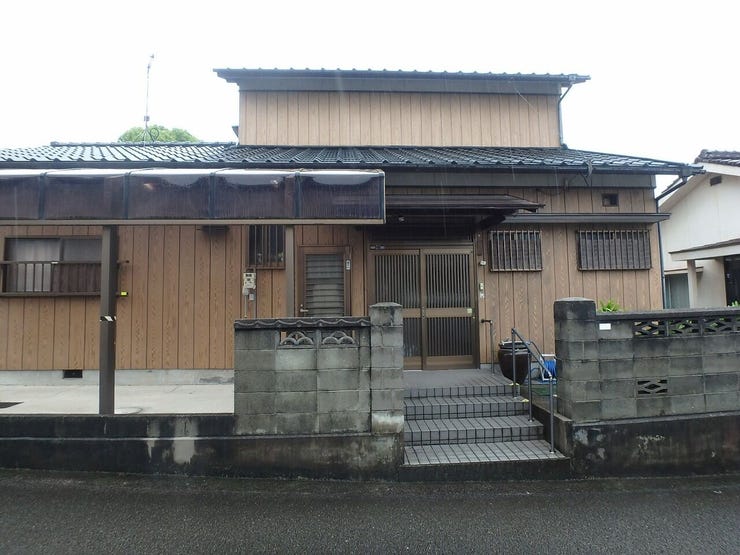 外観を北側より撮影(雨天時)