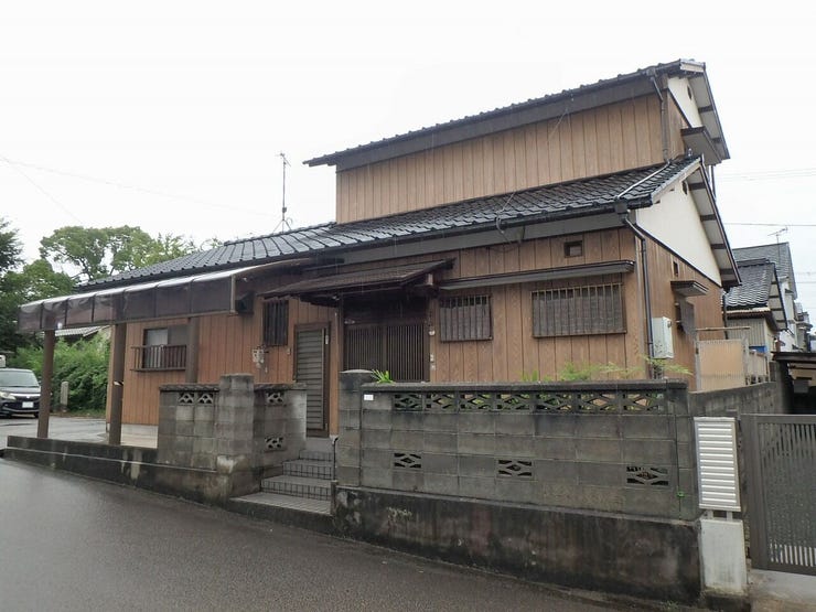 外観を北西側より撮影(雨天時)