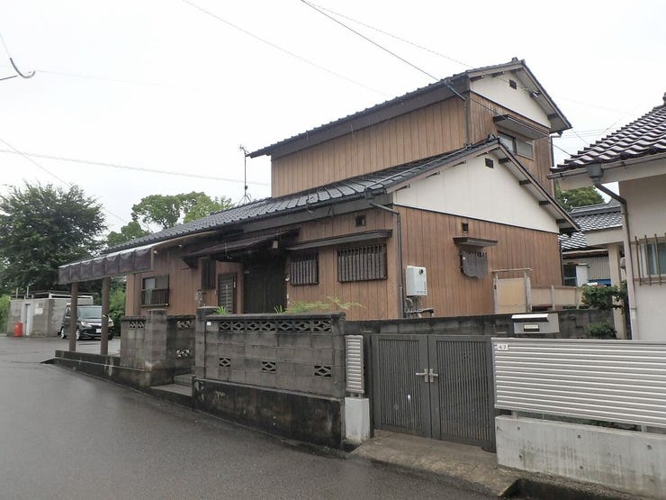 外観を北西側より撮影(雨天時)