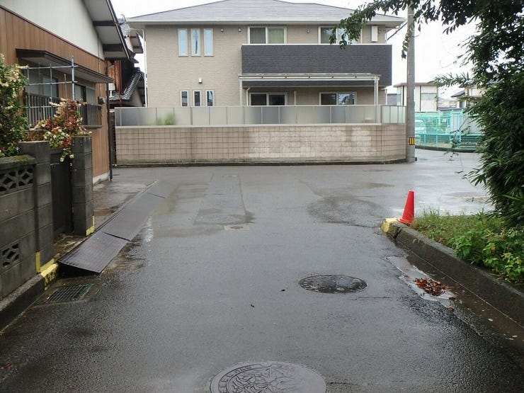 東側道路(雨天時)