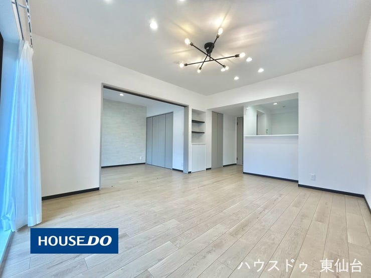 【リビング】
広がりのあるLDKは家族が自然と集まるくつろぎ空間